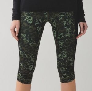 Lululemon RARE reflective crop Capri